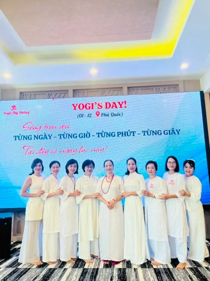 Cô Thy Hường cùng các huấn luyện viên tại Yogi's Day Phú Quốc