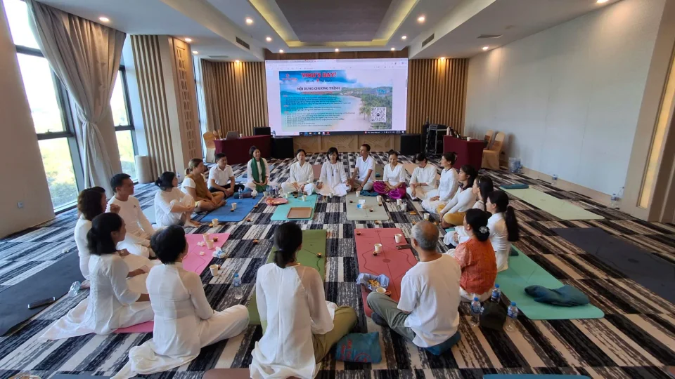 Học viên ngồi thiền tại Yogi's Day Phú Quốc